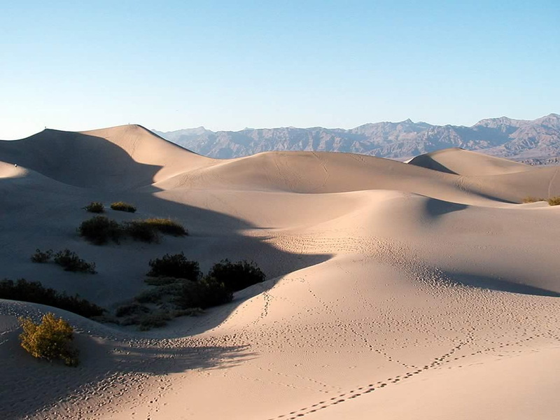 non-urban scene, desert, Death Valley, remote, mountain range, climate, beauty in nature, scenics, sky, arid climate, tranquility, Nature, land, no people