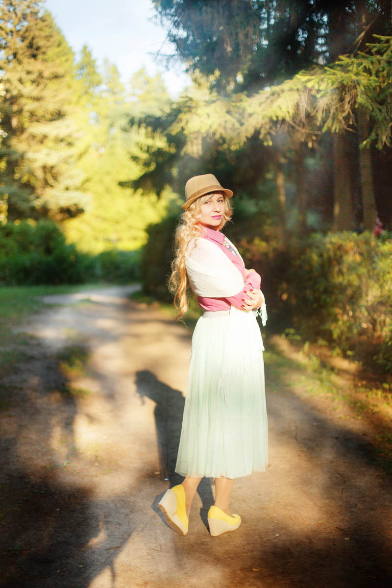 standing, fashion, girl, sunlight, park, photoshoot, nature, vista, vacation, hairstyle, lifestyles, leisure activity, photo, plant, girls, females, spring