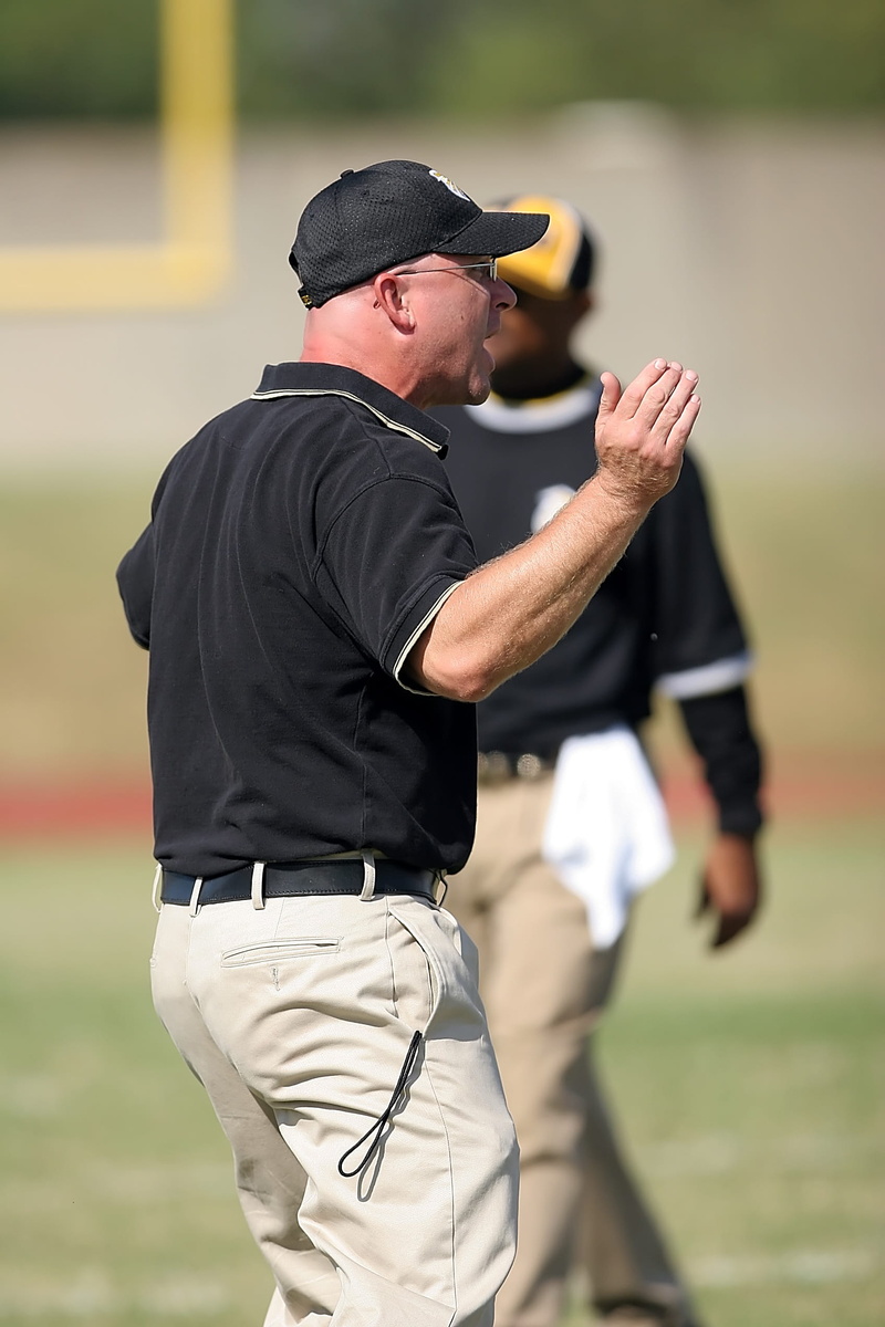 football, dispute, football team, golf club, day, competition, men, leisure activity, yell, golf, hat, lifestyles, focus on foreground, high school football