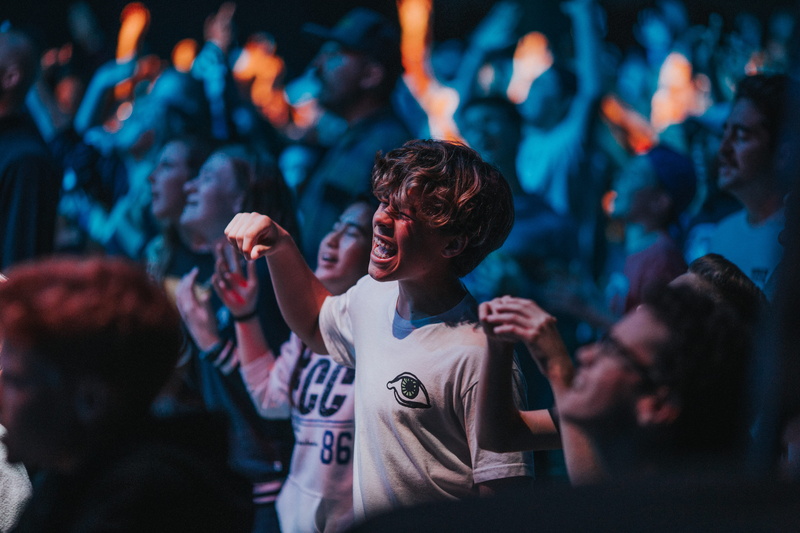group of people, audience, enjoyment, indoors, man, music, young adult, focus, t, arts culture and entertainment, crowd, nightlife, event, togetherness
