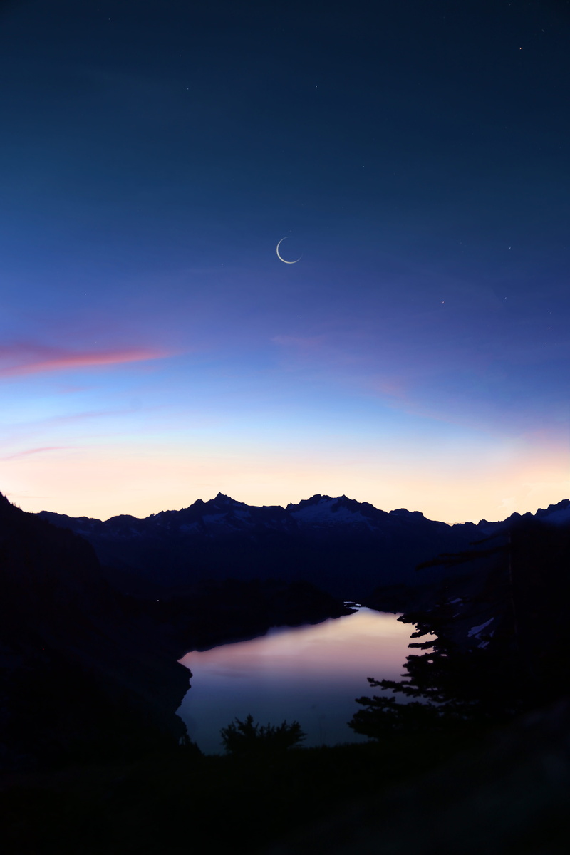 outdoors, tranquility, dark, water, space, night, cloud - sky, sky, river, eye, beauty in nature, rock, crescent, tranquil scene, 5K, astronomy, photography