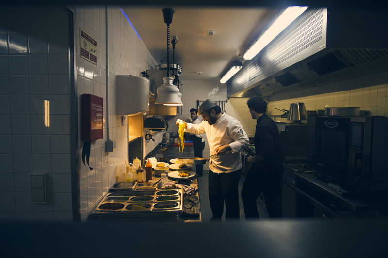 indoors, preparation, preparing food, cook, dish, chef, occupation, adult, hot, rokinon, oven, plate, food and drink industry, sony, illuminated, portugal