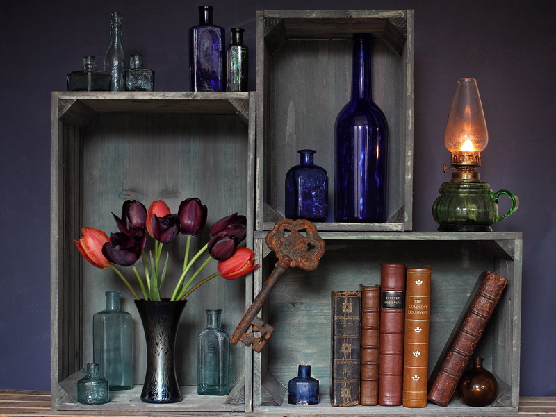 boxes, fire, bottle, lamp, vase, books, rusty, flowers, kerosene stove, key, 2K, tulips
