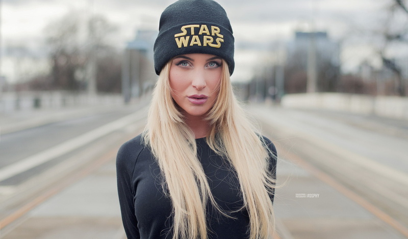 beautiful woman, one person, 1080P, teenager, looking at camera, focus on foreground, day, cap, long hair, depth of field, hair, hat, blonde, blond hair