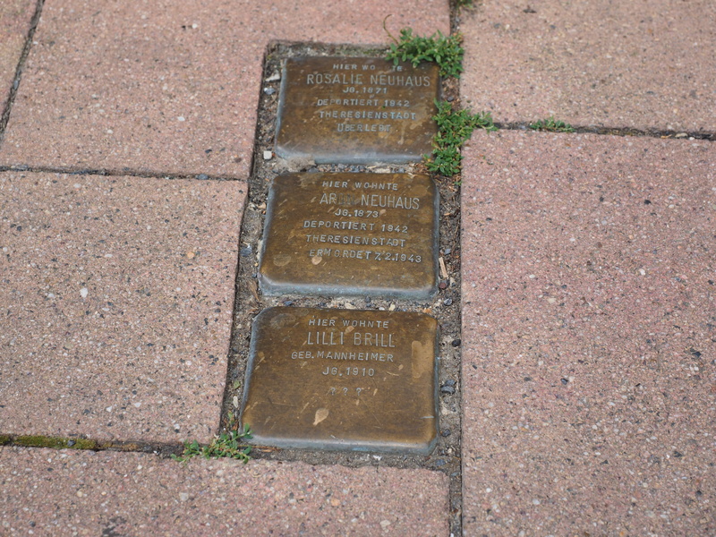 western script, direction, information sign, commemorate, text, non-western script, grave, brass plate, no people, sign, stone, script, cemetery, paving stone