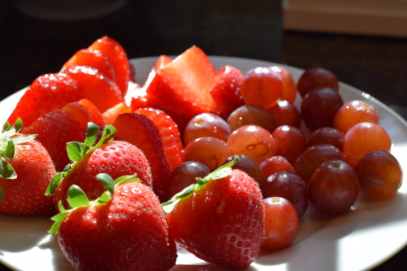 vine, agriculture, raw, store, harvest, tasty, day, grocery, fruit, nature, freshness, indoors, strawberry, red, grapes, groceries, farmers, close-up, healthy