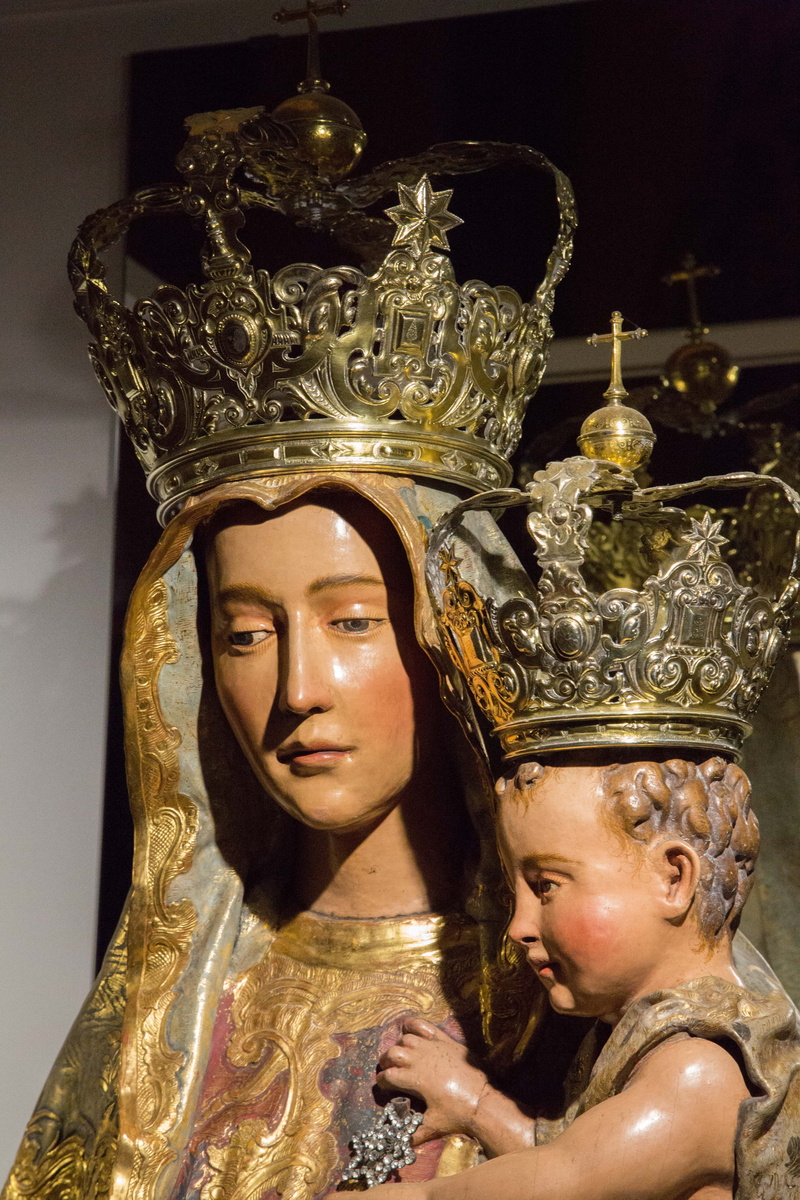 luxury, wealth, Dom, art and craft, andalusia, crown, craft, figurine, creativity, male likeness, 5K, spirituality, indoors, royalty, representation, human representation
