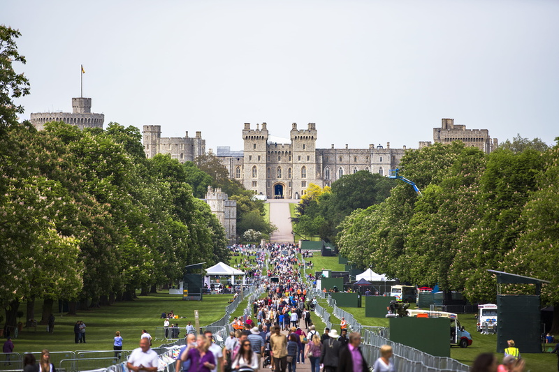 distance, 2K, sky, england, pathway, street, person, royal wedding, history, prince harry, people, queen, travel, photo, building, group, real people