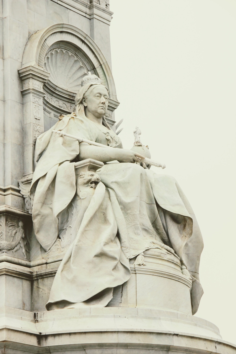 day, history, no people, male likeness, art and craft, low angle view, figure, monument, female likeness, belief, royal person, religion, close-up, spirituality
