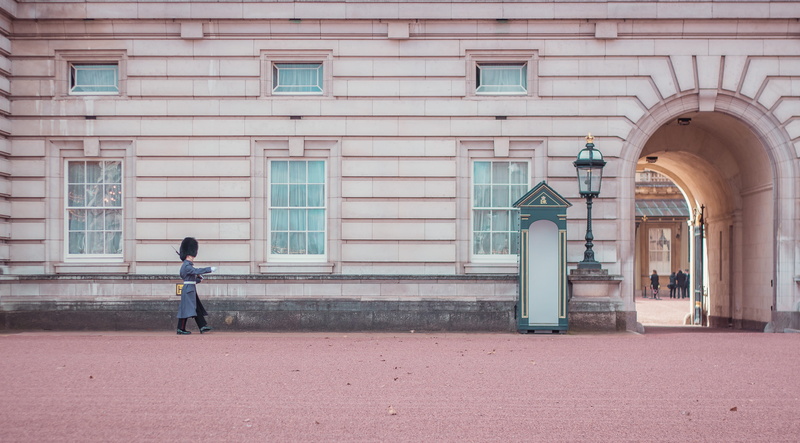 beige, queens guard house, lifestyles, city, queens guard, house, fence, building exterior, londen, gate, arch, men, person, childhood, casual clothing