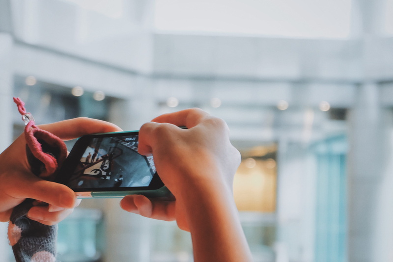 finger, building, one person, pt bursa efek indonesia, blur, activity, screen, mint, mobile phone, bokeh, communication, focus on foreground, wireless technology