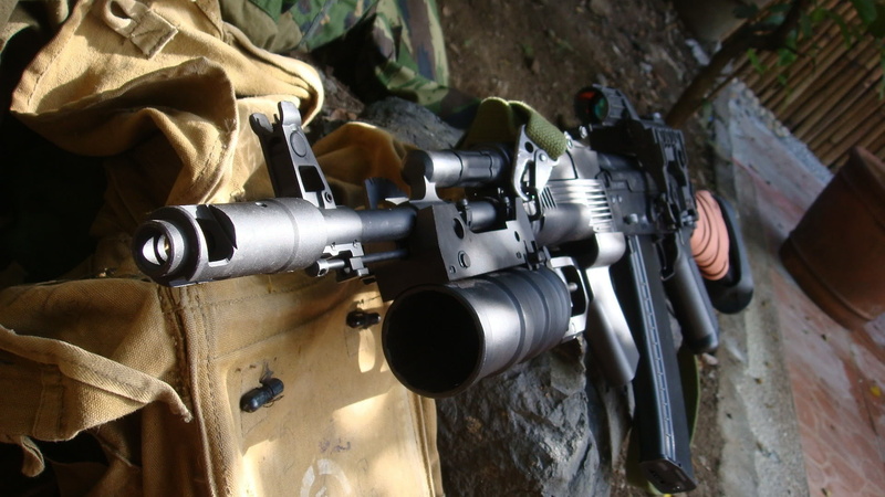 close-up, rifle, sunlight, AK 74, 1080P, military, focus on foreground, day, technology, industry, weapon, metal, Assault Rifle, Rifles, still life, machinery