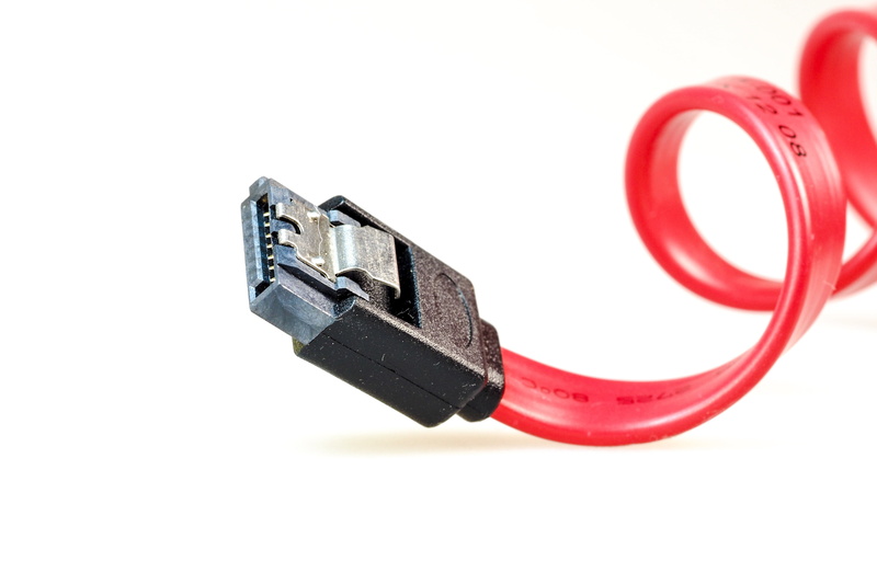 it, communication, indoors, wire, pc, plug, accessories, no people, 4K, macro, electrical equipment, single object, black color, s-ata, computer cable