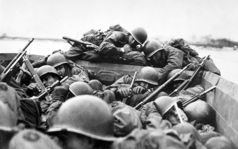 grayscale, lying down, fighting, government, soldiers, 1080P, uniform, daytime, real people, day, large group of objects, gun, war, adult, weapon, military