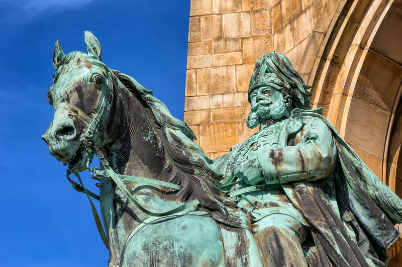 low angle view, built structure, sky, hagen, the past, 5K, artwork, figure, statue, domestic animals, livestock, architecture, outdoors, verdigris, kaiser wilhelm