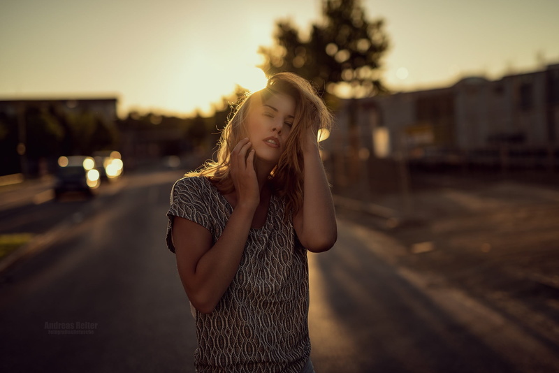 Andreas Reiter, long hair, focus on foreground, leisure activity, casual clothing, young adult, hands on head, 1080P, beautiful woman, depth of field