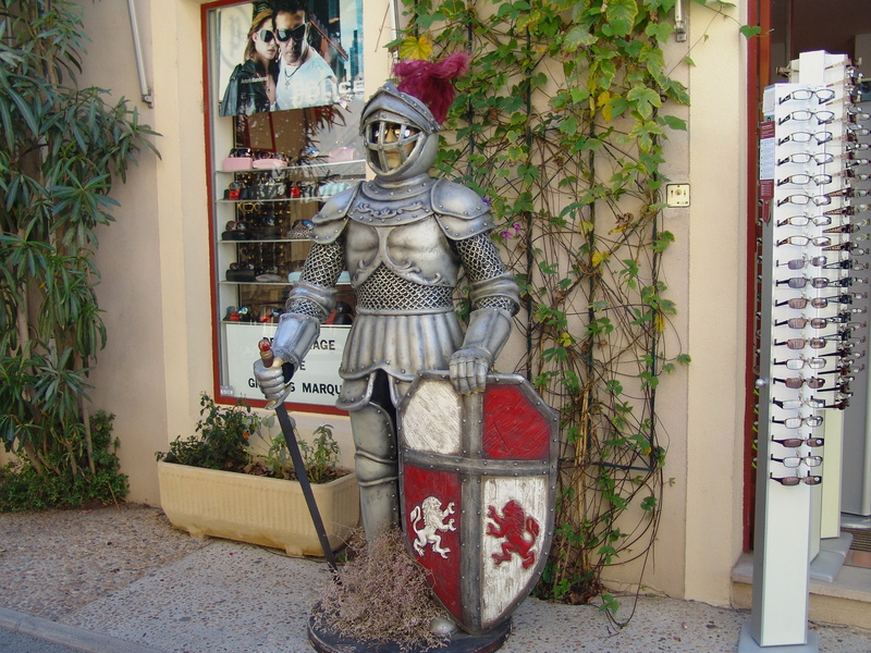 statue, plant, craft, male likeness, nature, day, sculpture, building exterior, armor, outdoors, representation, 2K, human representation, middle ages