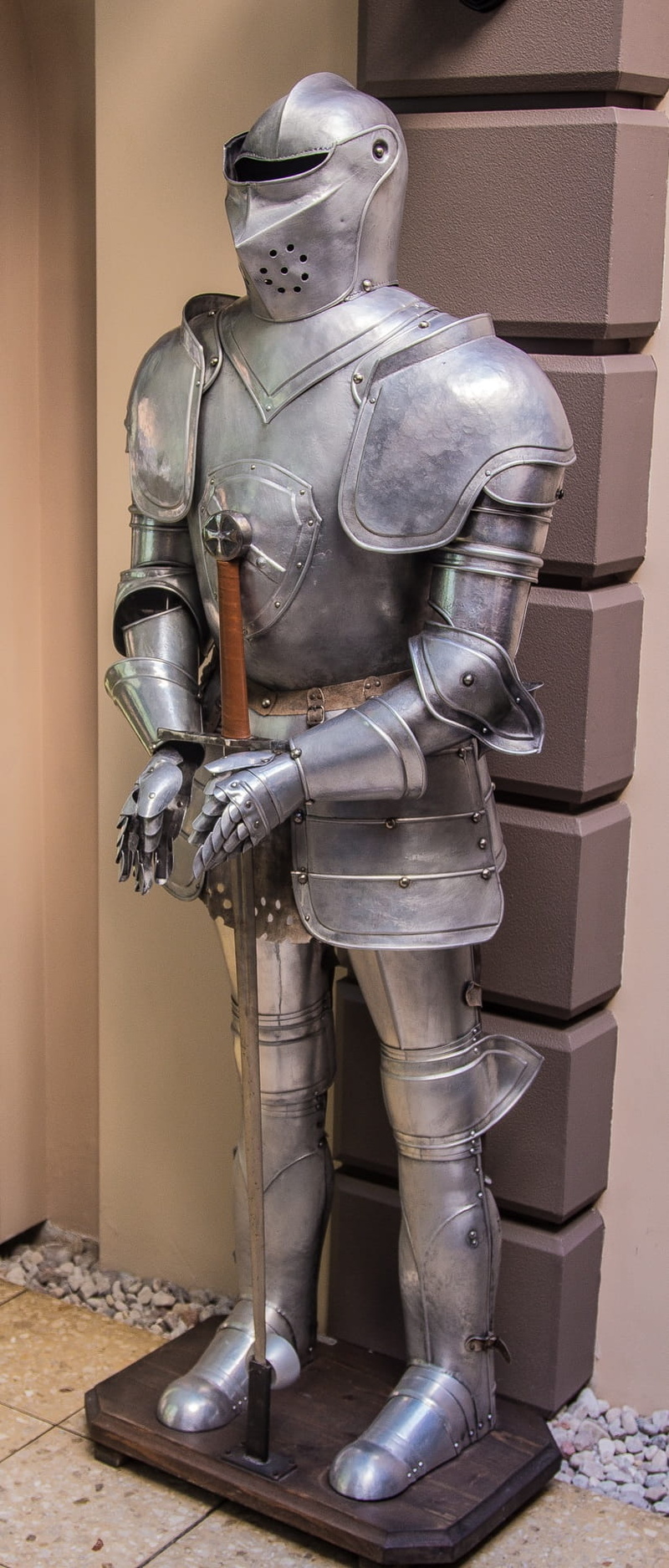 art and craft, still life, architecture, armor, helm, security, baltic states, 1080P, sword, male likeness, knight, middle ages, weapon, statue, representation