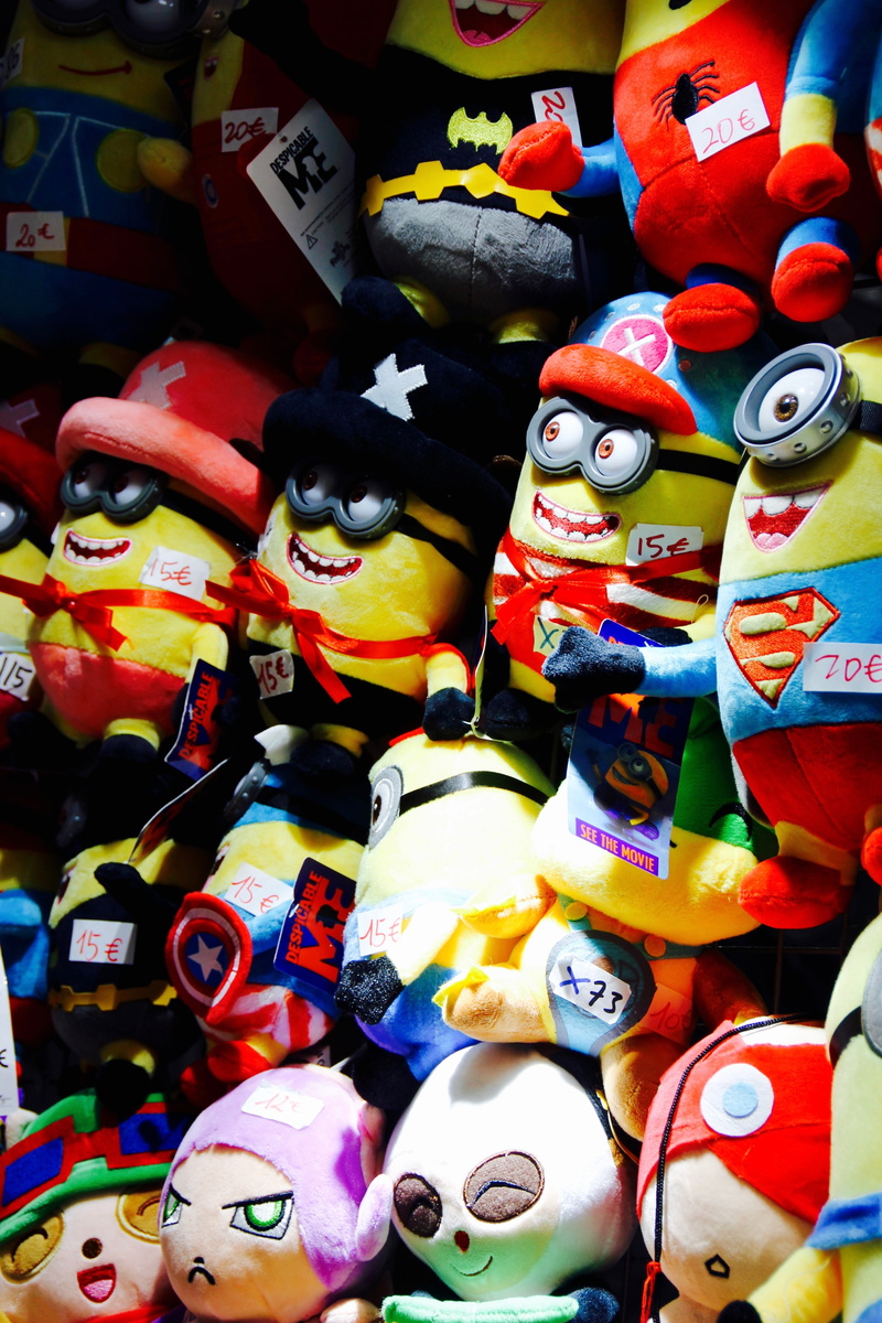 retail display, market stall, still life, no people, Minions, for sale, collection, Dortmund, multi colored, abundance, arrangement, plush, Comic, market