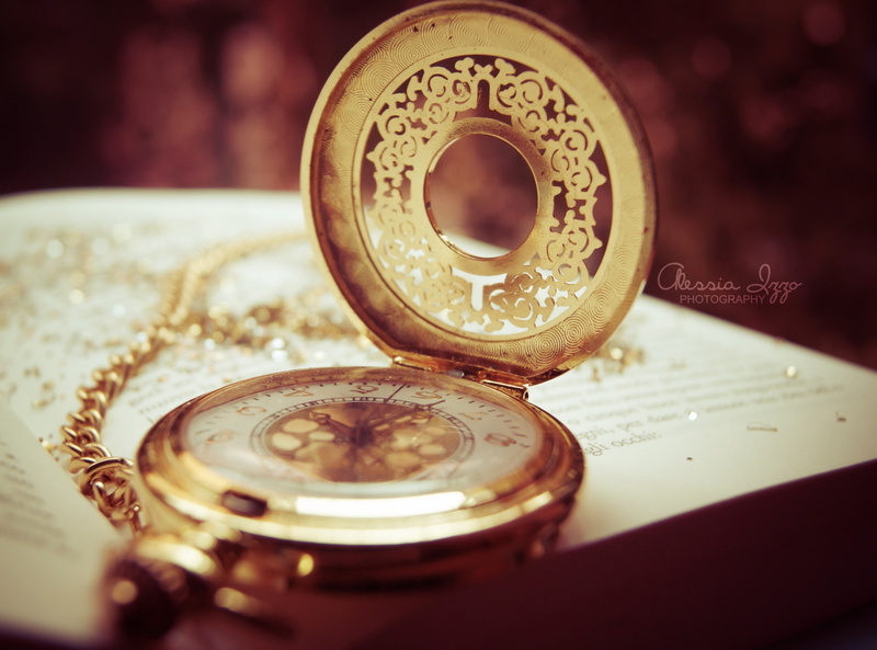 no people, close-up, pocket, long, Macro, pattern, floral pattern, jewelry, antique, Time, focus on foreground, ago, Photography, accuracy, 2K, Book, Vintage