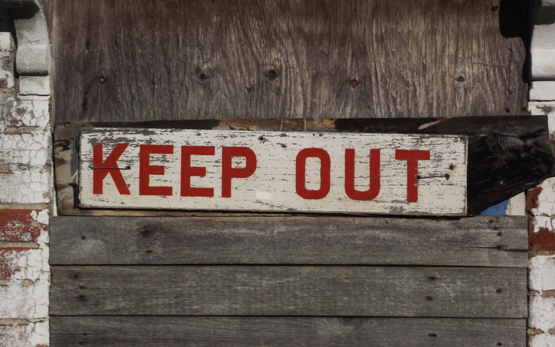 wall - building feature, 2K, warning sign, keep out, sign, wood - material, non-western script, abandoned, text, western script, built structure, information sign