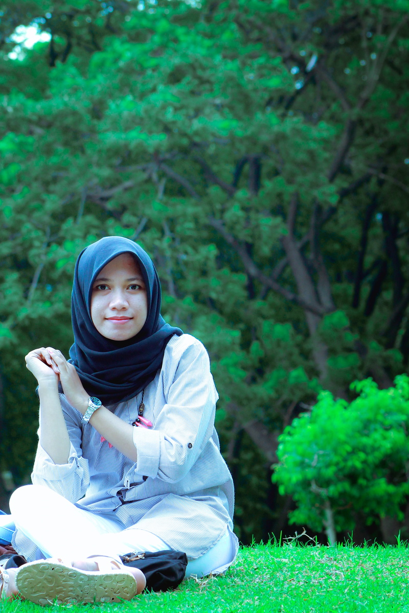 one person, real people, young adult, black, nature, Hijab, pre-adolescent child, Muslim, hooded shirt, white, land, lifestyles, woman, looking at camera