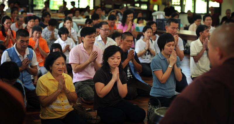 looking, large group of people, togetherness, taking precepts, adult, lifestyles, leisure activity, 4K, enjoyment, buddhist, young adult, Respect, casual clothing