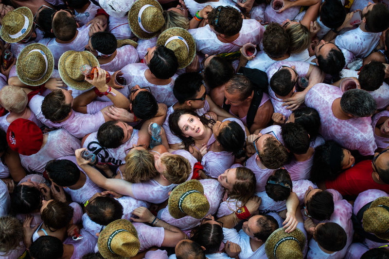 men, real people, San Fermín, crowd, high angle view, women, group of people, leisure activity, lifestyles, celebration, Spain, togetherness, large group of people