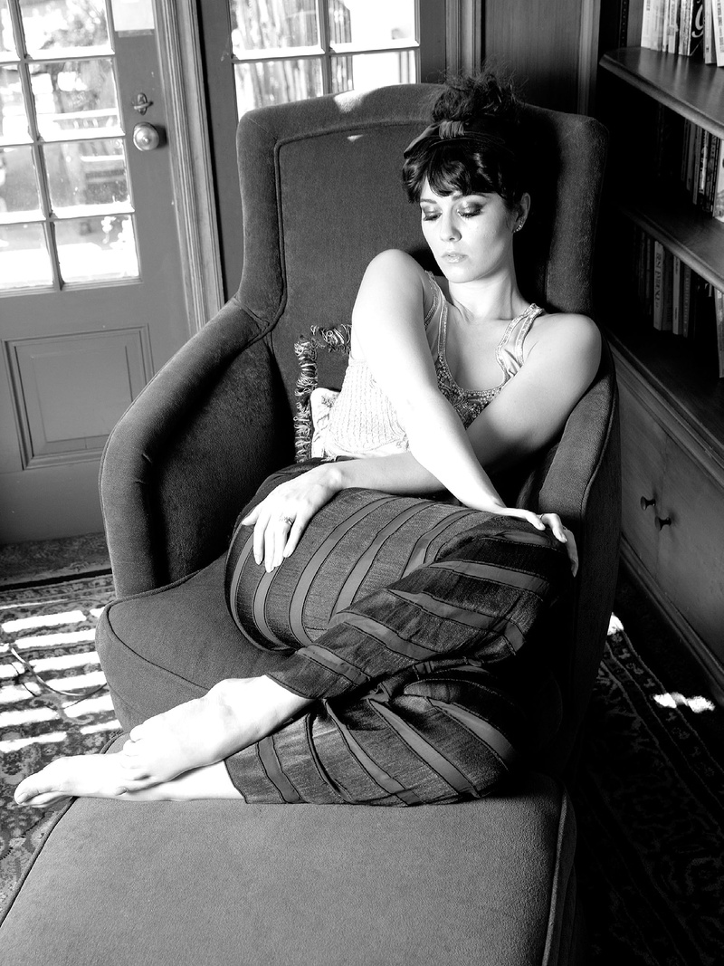 celebrity, women indoors, actress, Mary Elizabeth Winstead, barefoot, 1080P, monochrome