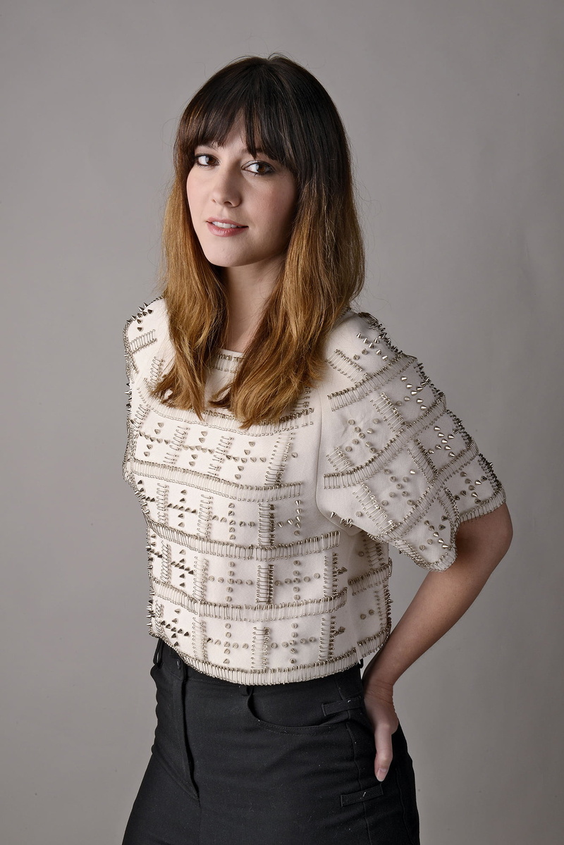 women, brown eyes, dyed hair, 1080P, simple background, looking at viewer, celebrity, Mary Elizabeth Winstead