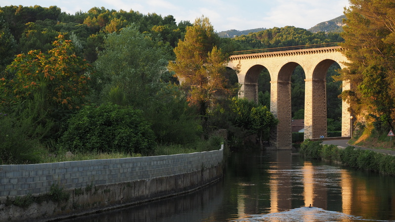 beauty in nature, architectural column, architecture, day, connection, outdoors, nature, fontaine, lisle-sur-la-sorgue, de-vaucluse, arch, arch bridge