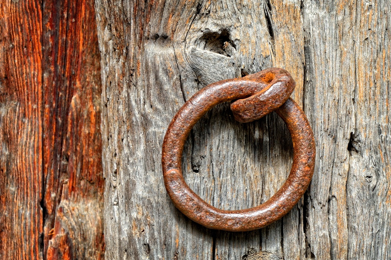stainless, no people, mount, round, weathered, eyelet, close-up, wood grain, knocker, connection, simplicity, 2K, textured, day, metal, backgrounds, fixing