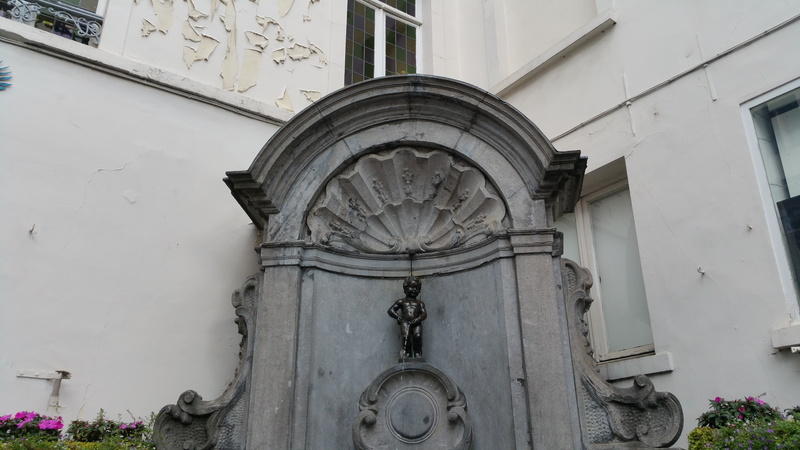 human representation, landmark, ornate, sculpture, manneken pis, craft, statue, 5K, the past, belgium, architecture, creativity, outdoors, belief, religion