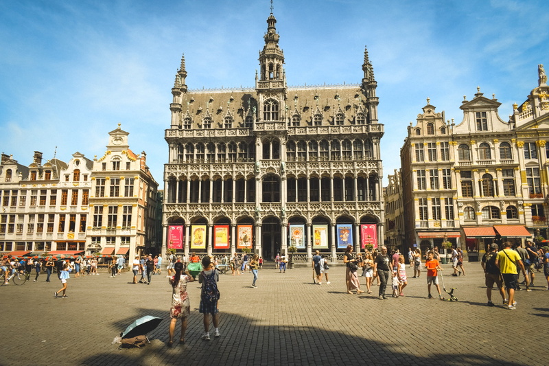 history, building, architecture, landmark, sightseeing, day, brussels, city, town hall, real people, tourism, large group of people, famous, outdoors, 2K