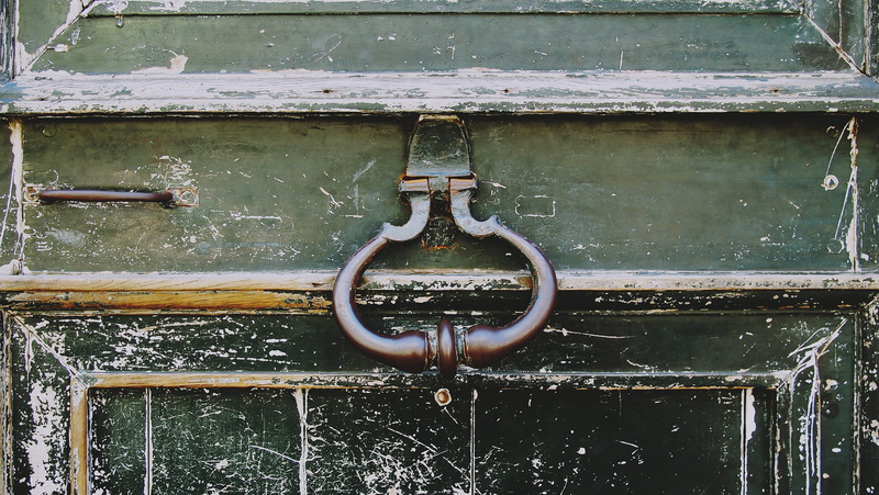 door, outdoors, gray, wooden, lock, hanging, day, old-fashioned, entrance, door knocker, 2K, pattern, closed, backgrounds, protection, simplicity, no people