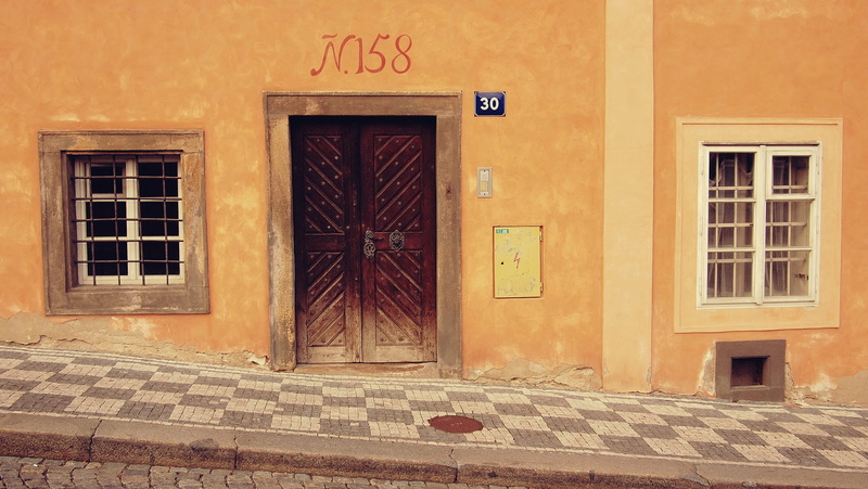 residential district, history, outdoors, 2K, no people, nature, day, entry, house, architecture, walkway, facade, the past, street, closed, sidewalk, near