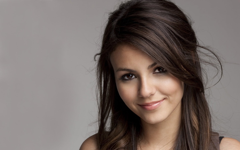 beautiful woman, human hair, portrait, Victoria Justice, studio shot, brown hair, smiling, 720P, celebrity, body part, indoors, teenager, brunette, beautiful people