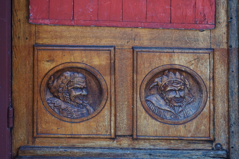 vieille porte, doorknob, personnages, art and craft, representation, history, carving, pattern, entrance, protection, wood, bas relief, day, ornate, security