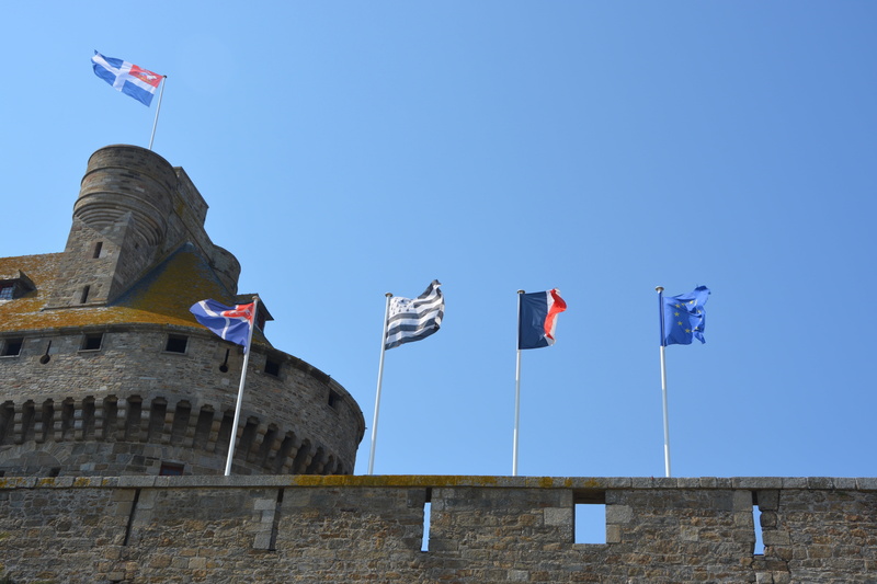 flag, low angle view, building exterior, castle, national icon, architecture, blue, waving, independence, history, freedom, patriotism, nature, brittany