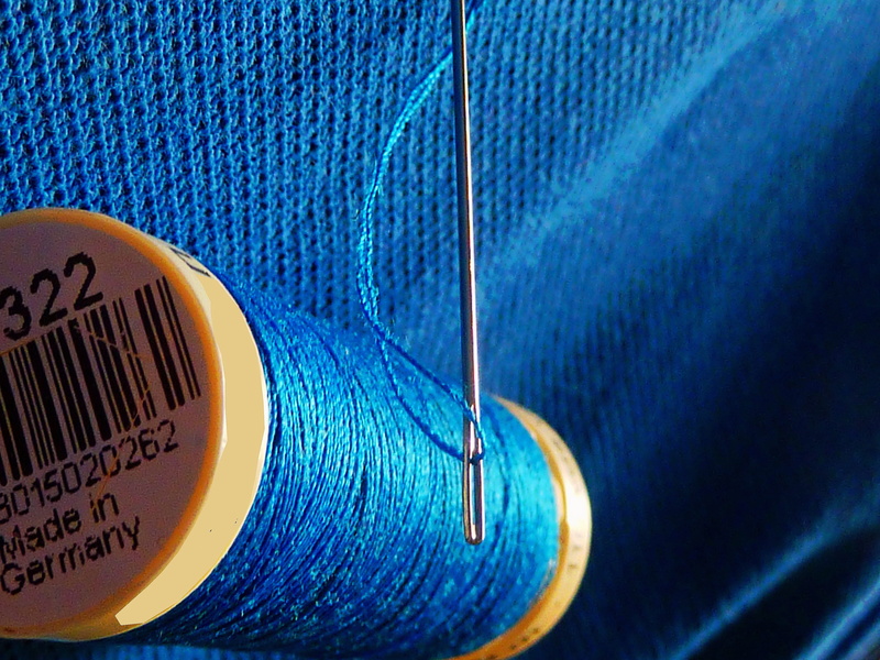 needle, day, nähutensilien, blue, schneider, bobbin, indoors, string, sewing accessories, table, yarn, close-up, textile, still life, eye of a needle, sewing item