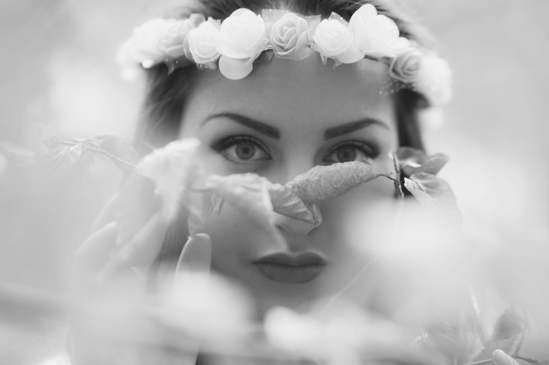 finger, woman, beautiful woman, person, bonnet, white, close-up, performer, halloween, young women, photo, beauty in nature, nature, veil, portrait, flower head