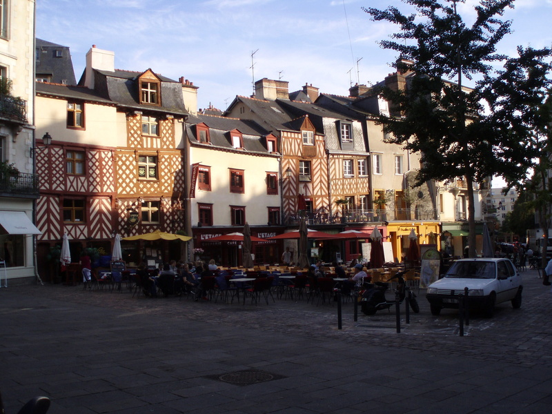 rallier, residential district, seat, buildings, street, chair, city, street market, Rennes, built structure, urban Scene, day, place, outdoors, house, real people