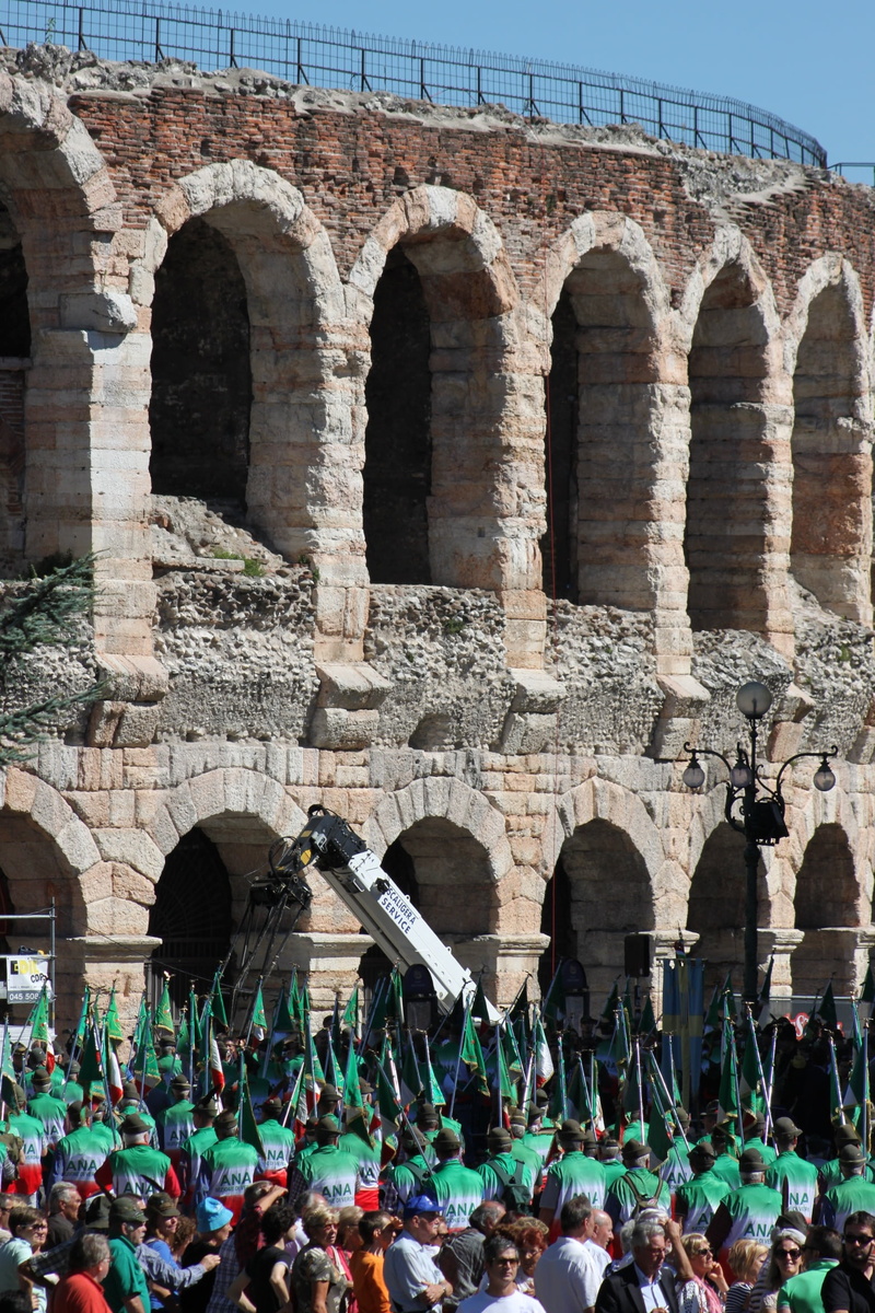 large group of people, piazza, real people, tourism, arched, women, 1080P, men, arts culture and entertainment, ancient, lifestyles, outdoors, day, crowd