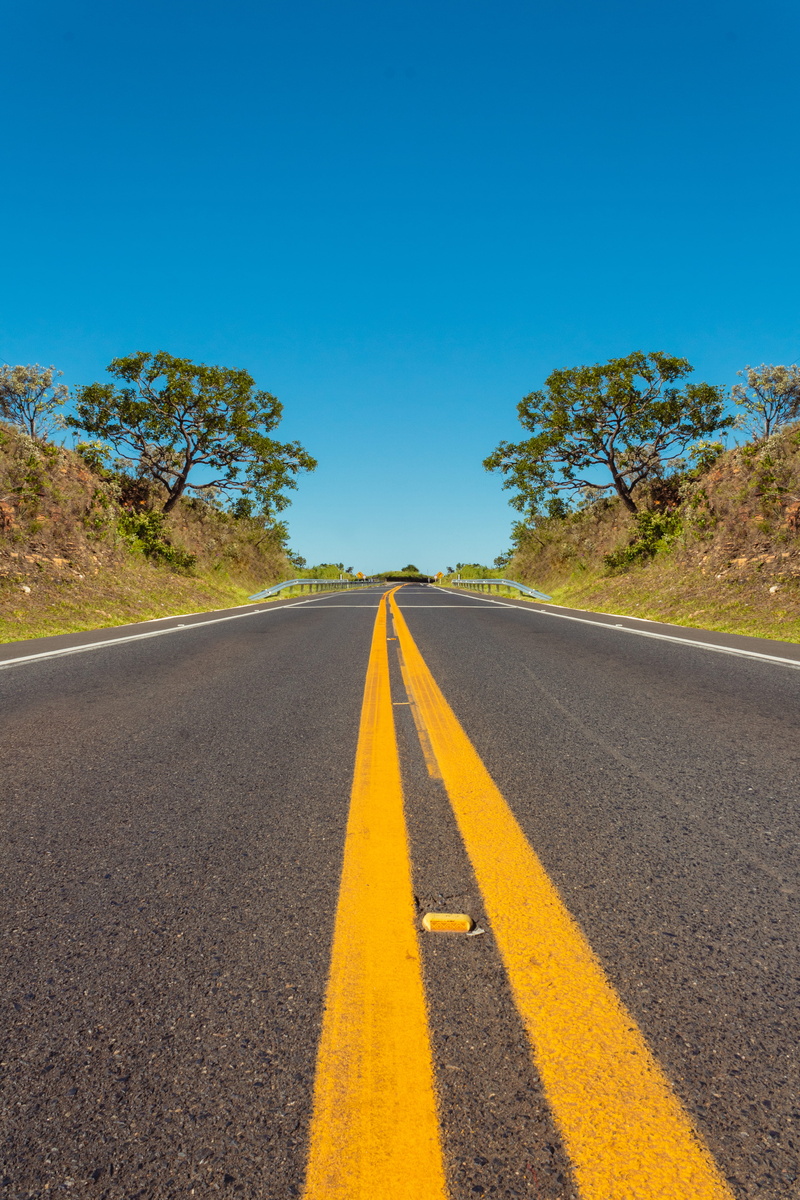 green, roadway, symbol, blue, 5K, dividing line, road marking, the way forward, sky, direction, road, transportation, sign, plant, no people, grass, lane