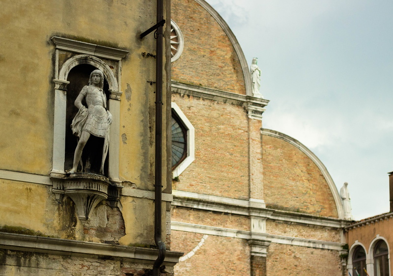 creativity, architecture, old statue, religion, history, soldier statue, representation, street corner, low angle view, medieval niche, building exterior