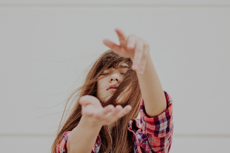 hands out, woman, plaid, dom, behind, human hand, gesturing, child, lifestyles, wearing, one person, finger, rech, childhood, female, eyes closed, women