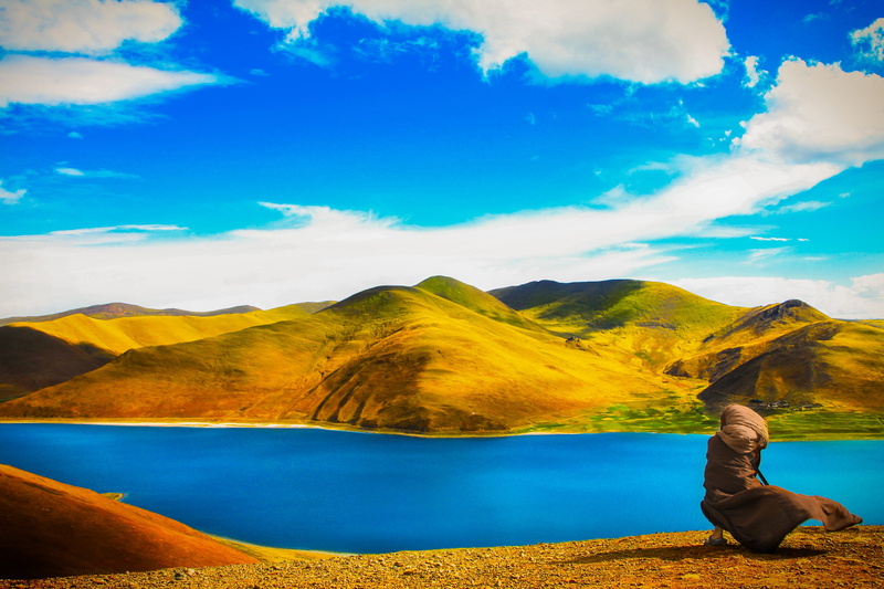 tranquility, nature, scenics - nature, mountain range, cloud - sky, lake, photo, tibetan, non-urban scene, robe, body, beauty in nature, water, yamdrok