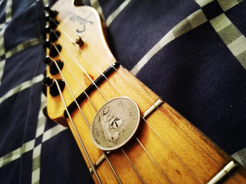 personal accessory, wood - material, selective focus, high angle view, fretboard, acoustic guitar, string, Fender, focus on foreground, communication, still life