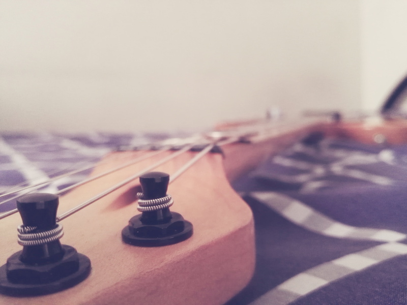 string instrument, 4K, guitar, day, musical instrument string, table, focus on foreground, technology, musical equipment, knob, control, fender, still life