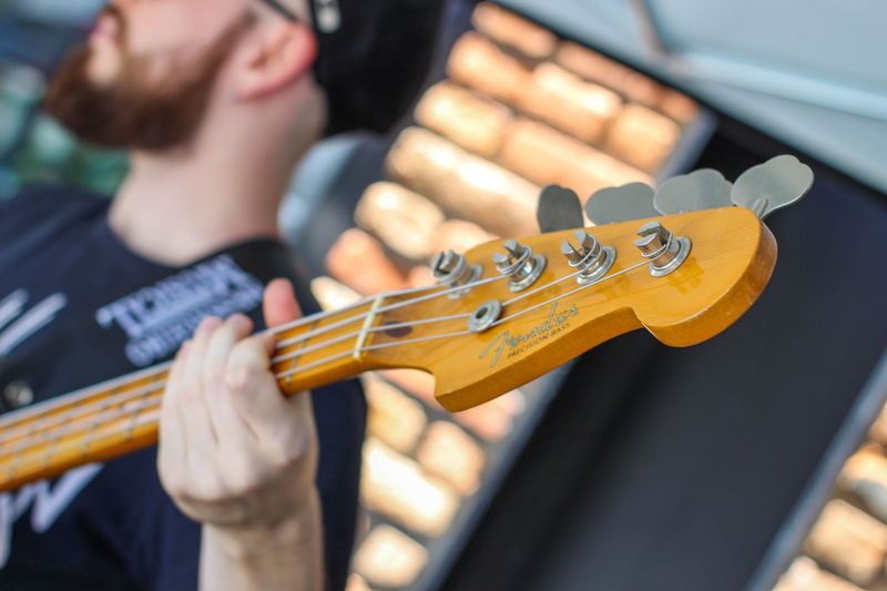musician, hand, rickenbacker, string, blues, sunburst, playing, folk, human hand, performance, holding, country, 5K, instrument, close-up, young adult